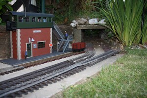 Der Tunnel zum Schattenbahnhof: Durch Baumfällarbeiten beschädigte Gleise sind im Vordergrund noch zu erkennen, die Wartung einer Gartenbahn hat eben so ihre Besonderheiten