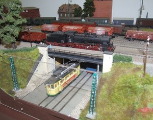 Dampflok der Baureihe 57 und historische Straßenbahn auf der Ruhrtalbahn