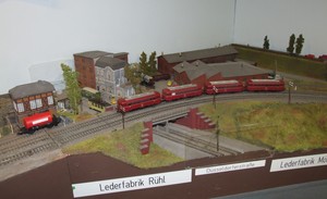 Der Schienenbus passiert die Lederfabrik Rühl auf der Ruhrtalbahn