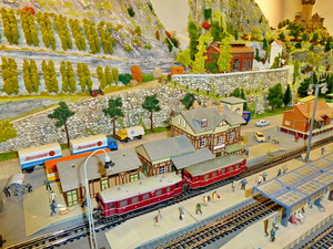 Die Modelle der Modellbahn TRIX-Express sind in der Nenngröße H0 (Maßstab 1:87) ausgeführt und fahren auf einem echten Dreileitergleis mit Dreileiter-Gleichstrom