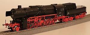 Die Märklin BR 42 ist eine Güterzug-Dampflok mit 5 Koppelachsen