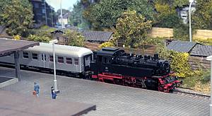 Dampflok BR 78297 mit einer Garnitur Silberlinge wartet am Gleis auf die Abfahrt