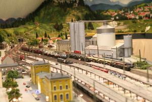 Bahnhof Richtung Westausfahrt (Städtchen Acrylmalerei auf Rollo)