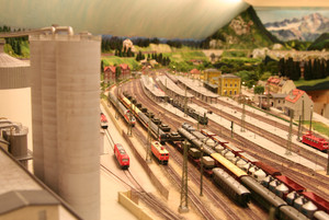 Bahnhof Richtung Ostausfahrt (Berg im Hintergrund Acrylmalerei auf Rollo)