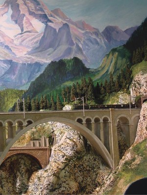 Viadukt an der Ostseite überspannt Schlucht