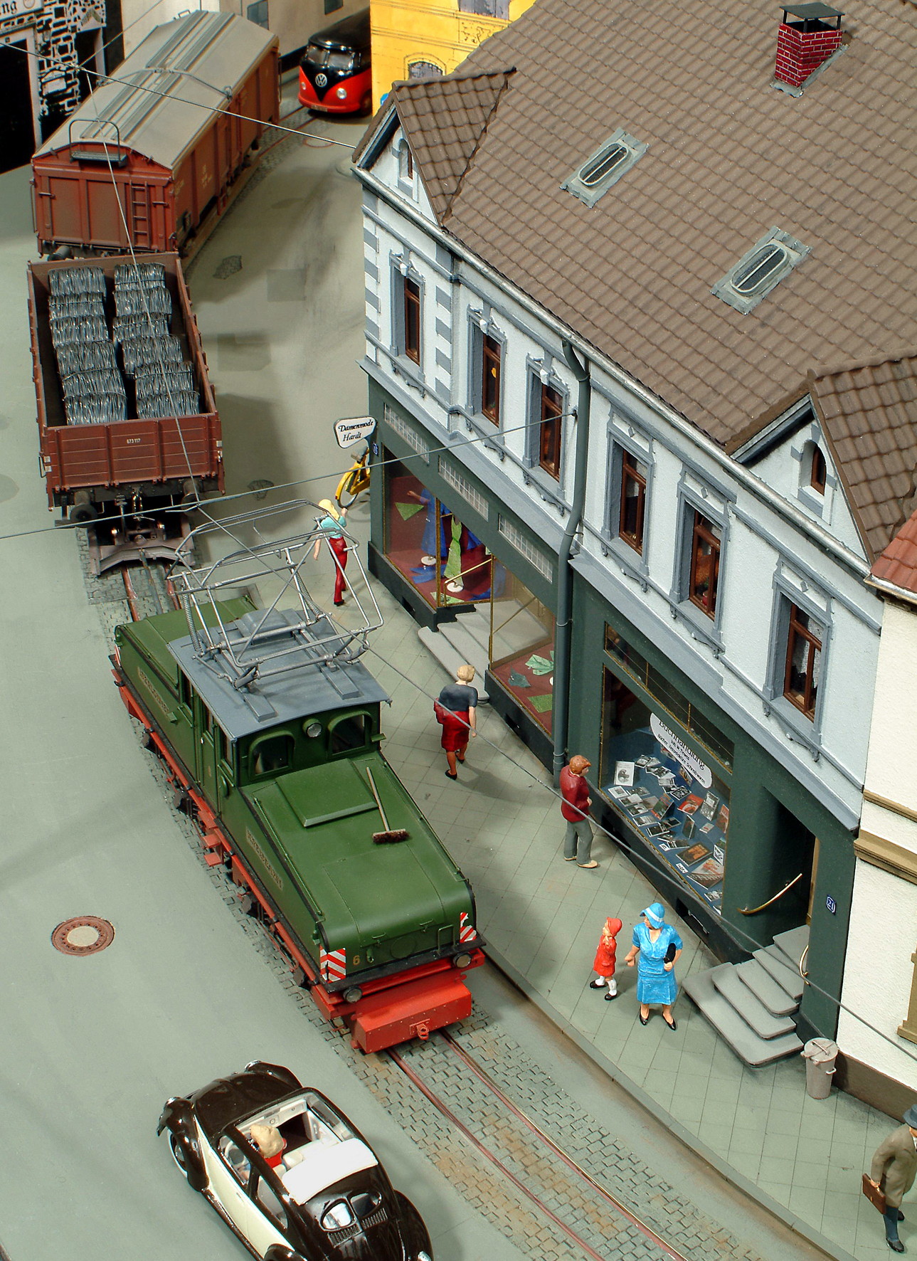 Im Modell der Straßenbahnfreunde Hemer wird Draht durch die Innenstadt transportiert