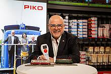 PIKO Inhaber, Herr Dr. René F. Wilfer, präsentiert erste Muster von 2023er H0 Neuheiten sowie die neue Digitalsteuerung PIKO SmartControlWLAN