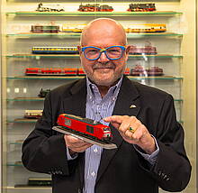 PIKO Inhaber Dr. René F. Wilfer präsentiert das Muster der H0 Expert Dual Mode-Diesel-/E-Lok - eine von über 500 PIKO Neuheiten 2024