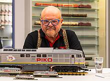 PIKO Inhaber Dr. René F. Wilfer präsentiert den anwesenden Pressevertretern die Sondermodelle zum 75 jährigen Jubiläum in den 4 verschiedenen Nenngrößen G, H0, TT und N