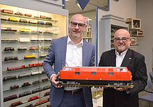 Rainer Landwehr und Dr. René F. Wilfer präsentieren der Presse das neue Gartenbahn-Modell der Großdiesellok BR 200.1 (BR 221)