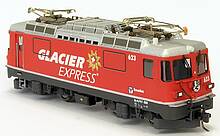 RhB Ge4/4II 623, Bonaduz, rot mit dunkelgrauer Schürze, beidseitige große Glacier Express-Werbung, Vorbildepoche: seit 2018