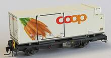 RhB Container-Tragwagen Typ Lb-v 78xx, Neusilber-Handarbeitsmodell, beladen mit Kunststoff-Kühlwechselbehälter Coop mit Karotten-Motiv (Hersteller Minitrix)