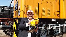 Stolz präsentiert PIKO Inhaber Dr. René F. Wilfer den zahlreich anwesenden Gästen das Modell der PIKO Gartenbahn Diesellok BR 106 vor dem Original.