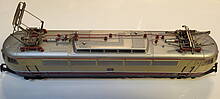 Der Dachgarten einer Märklin E03 Schnellzuglok mit einem gehobenen und einem gesenkten Pantographen (Stromabnehmer)