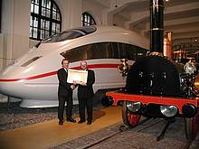 Herr Dr. Rainer Mertens, Leiter Sammlungen und Ausstellungen vom DB-Museum in Nürnberg, und Herr Dr. René F. Wilfer bei der Übergabe des Spendenschecks in Höhe von 4.000,00 €