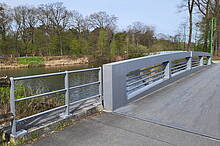 Frischer Anstrich einer Brücke in Eisenglimmer an der Regattabahn Duisburg