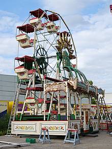 Das historische Riesenrad ist Teil des ersten historischen Jahrmarkts vor der Alten Dreherei in Mülheim