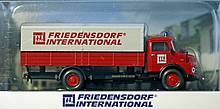 Klassisches LKW-Modell "Friedensdorf International" im Maßstab 1:87