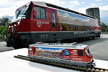 Die Original Lok der Rhätischen Bahn und die LGB Lok im Maßstab 1:22,5 sind Werbebotschafter des Weltrekordversuchs für den längsten Reisezug der Welt am 29.10.2022 in Bergün/Schweiz