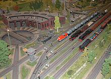 Ringlokschuppen mit vorgelagerter Gleisharfe auf einer Märklin-H0-Schauanlage