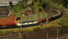 Zwei Diesellokomotiven der Typen Baureihe 221 auf der H0-Modelleisenbahn-Anlage des Modelleisenbahnclub Mühlacker e.V.