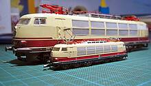 Modelle der E-Lok der Baureihe 03/103 im Größenvergleich der Nenngrößen H0 oder N