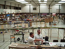 FREMO-Jahrestagung 2003 in Calw - verschiedene Modulanlagen in einer Dreifeldturnhalle (Bild: FREMO/Wikipedia)