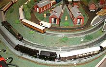 Zwei Echtdampf-Modelle der Mallard in 00/H0 ziehen 2006 auf der Nürnberger Spielwarenmesse am Stand von Hornby dampfend und fauchend ihre Runden