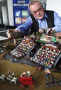 Rolf Böhm aus Recklinghausen mit seinem Modell der Karl-May-Festspiele in Elspe im Maßstab 1:87