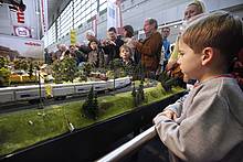 Die Märklin-Messeanlage in der Spurweite H0 war wie immer umlagert und bot viel Sehenswertes auch für den Modellbahn-Nachwuchs (Foto: Anja Cord)