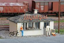 Eine solche Trinkhalle oder auch Kiosk (im Ruhrgebiet auch "Bude") ist ein wichtiger Anlaufpunkt für die arbeitenden und flanierenden Preiserlinge auf Ihrer Anlage.