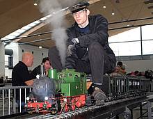 Beim Echtbahn-Hallentreffen kann manch ein Hobby-Lokführer mal so richtig Dampf ablassen