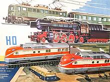 Kartonbilder der Firmen Dressler und Eheim und zwei Triebköpfe des Modellbahn-TEEs von Distler (Bildquelle: Messe Sinsheim)