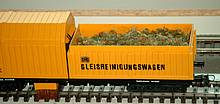 Um beispielsweise einen solchen Gleisstsaubsauger-Wagen in einem Zugverband mitlaufen zu lassen, ist eine erhöhte Zugkraft erforderlich
