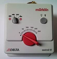 Die Märklin Digitalzentrale Delta Control 4f kann bis zu 4 digitalisierte Lokomotiven steuern und bietet eine schaltbare Lichtfunktion auf der Funktionstaste