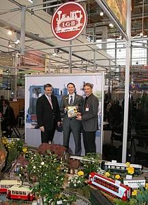 Der Vertragsschluss wurde durch den Märklin Marketing-Direktor Lars Schilling vorgenommen. Aus Sachsen reisten Dr. Andreas Winkler, Vorsitzender des Vereins zur Förderung der Sächsischen Schmalspurbahnen e.V. (VSSB) und Ingo Neidhardt, Projektleiter der DAMPFBAHN-ROUTE Sachsen zur Vertragsunterzeichnung an.