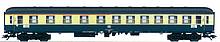 An diesem Märklin-Modell eines DB Schnellzugwagens vom Wagentyp ABm225 ist die erste Klasse mit dem gelben Strich gekennzeichnet