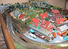 Aufgrund des geringen Platzbedarfs ermöglicht die Märklin-mini-club-Modellbahn (Spurweite nur 6,5 mm) besonders kreative Betriebsmöglichkeit, wie hier im Wohnzimmertisch eines Wohnmobils (Bild: J. Zaich)