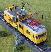 Der Scherenstromabnehmer am Verbrennungstriebwagen ist an diesem Modell kein Widerspruch: Märklin präsentiert mit dem Modell des Wartungsfahrzeugs BR 701 das erste mfx-Funktionsmodell