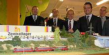 Sendens Bürgermeister Kurt Baiker, Peter Schorr, August Inhofer und Edgar Inhofer sowie Fritz Schau vor dem 35 Meter langen Nachbau der Vicinalbahn von Senden nach Weißenhorn. (v.l.n.r.)