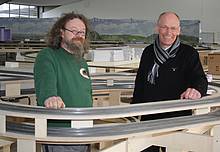 Jens Kürvers (rechts) mit Jörg Schmidt (Joswood), der in der Bauphase leitend für den professionellen Modellbau auf OKToRail zuständig ist