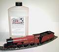 Auch die Märklin Harry Potter-Lok läuft und dampft zuverlässiger, wenn die Schienen mit Reinigungsöl von Rückständen befreit werden. Die preiswerteste Beschaffungsmöglichkeit ist SR24 in der Literflasche