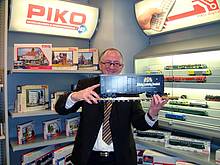 PIKO-Vertriebsleiter Inland, Herr Jens Beyer, präsentiert die erste Jahresneuheit von PIKO, den PIKO Gartenbahnwagen, König Ludwig Dunkel