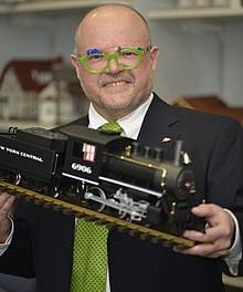 PIKO Inhaber Herr Dr. René F. Wilfer präsentiert den Fotografen im Rahmen der Pressekonferenz das PIKO Gartenbahnmodell einer amerikanischen Dampflok