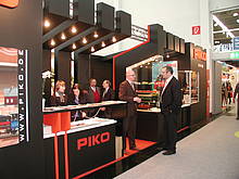 Vertriebsleiter Inland, Herr Jens Beyer, im Gespräch mit einem Kunden am Eingang zu PIKO’s Messestand