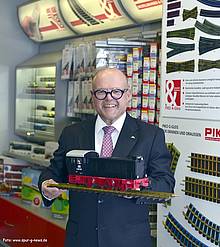 PIKO Inhaber Herr Dr. René F. Wilfer präsentiert den anwesenden Pressevertretern das Modell der Gartenbahn Diesellok V36.