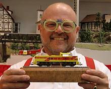 Herr Dr. René F. Wilfer präsentiert das erste Modell der neuen PIKO Expert Linie, die Diesellok G1206