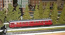 Triebwagen auf dem klassischen Bettunggleis "Märklin M-Gleis" für die Spurweite H0