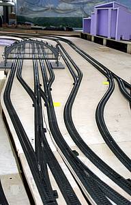Die Modellbahn-Schauanlage "OKtoRail" im Rohbau. Hinten rechts sind bei der Stellprobe die Ausmaße des Stahlwerkes erkennbar, das mit Styrodur-Platten als "Platzhalter" aufgestellt war.