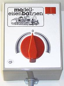 Typischer Modellbahntrafo einer analogen Gleichstrom-Modellbahn: Der Trafo und der Fahrregler sind in einem Gehäuse zusammengefasst